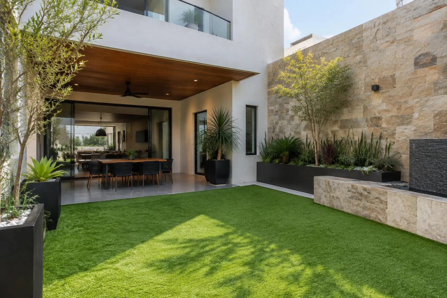 Jardín residencial con pasto sintético (imagen ilustrativa)